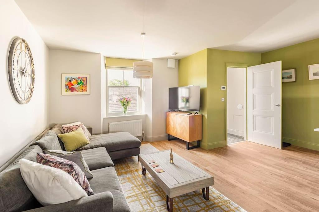 Shamrock, Bowness On Windermere, Superb One Bedroom Apartment With Private Parking Exterior photo