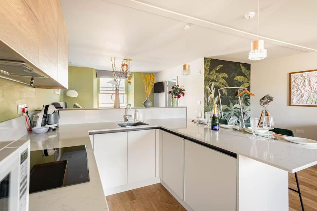 Shamrock, Bowness On Windermere, Superb One Bedroom Apartment With Private Parking Exterior photo