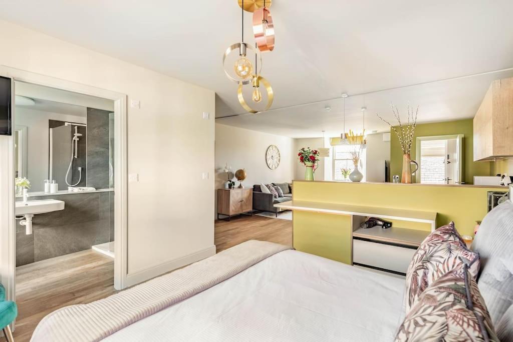 Shamrock, Bowness On Windermere, Superb One Bedroom Apartment With Private Parking Exterior photo
