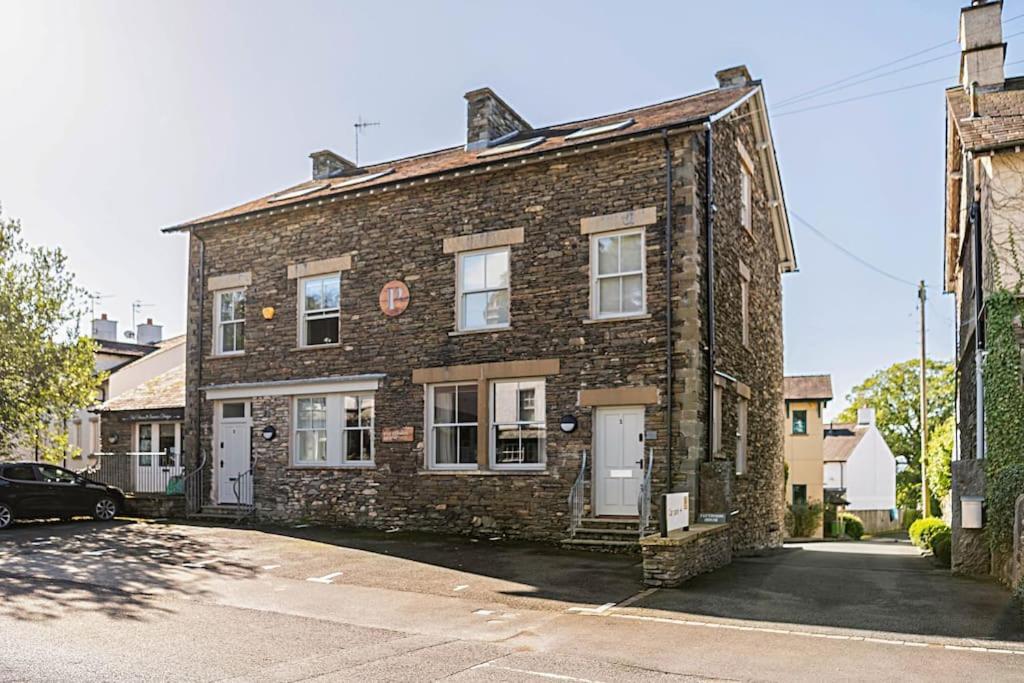 Shamrock, Bowness On Windermere, Superb One Bedroom Apartment With Private Parking Exterior photo